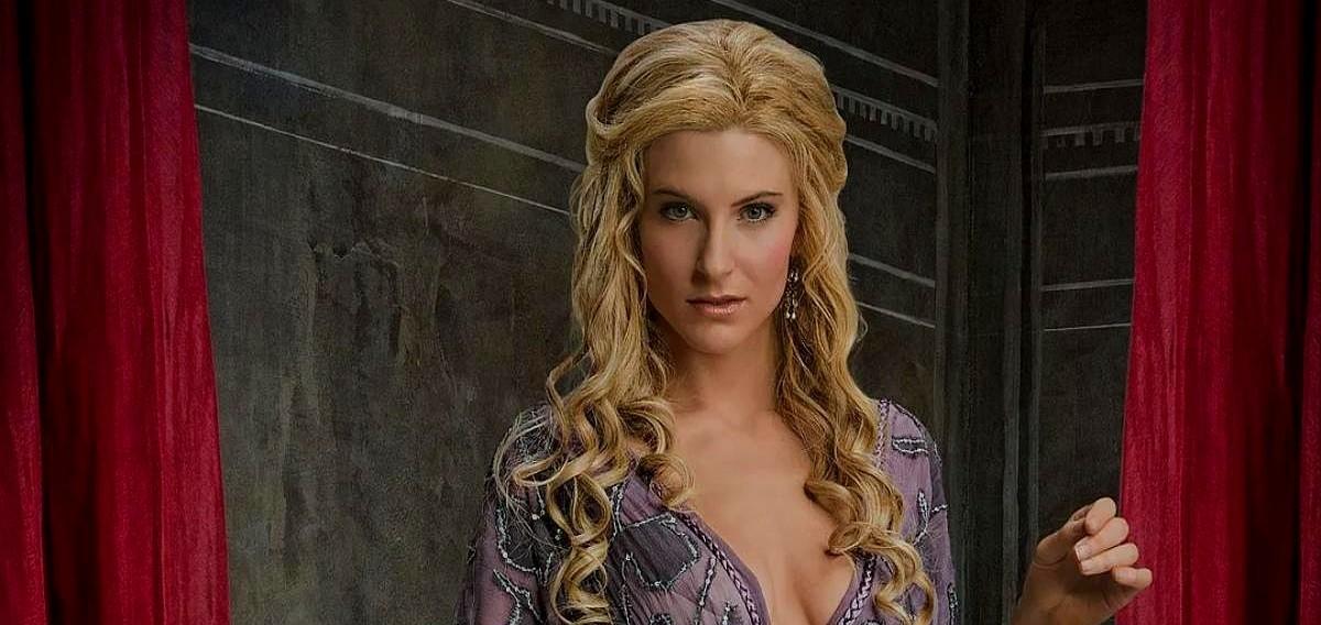 她笑的时候，刀已经在你脖子上磨好了。
55岁，演外婆，手拿烤盘，心里盘算着怎么让