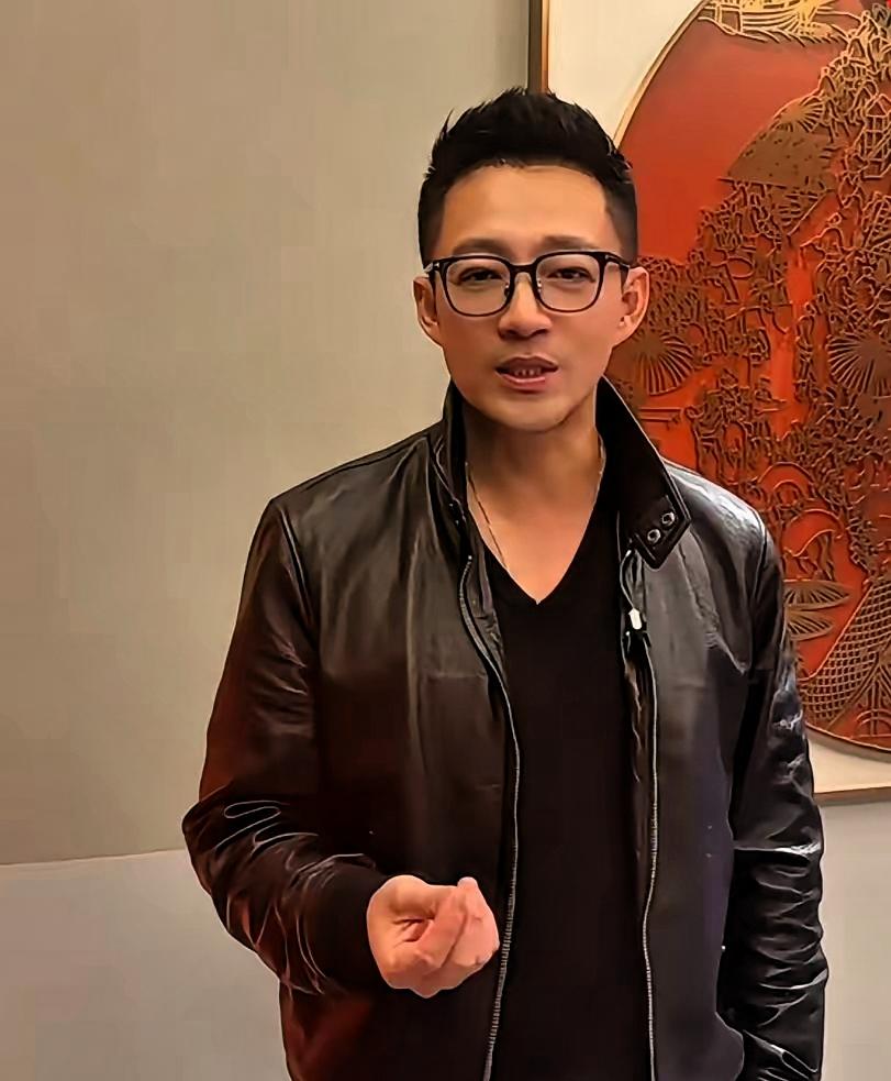 外面都在讨论，那个小汪总，现在的样子，也是没谁了。大家都说，他像大爷，脾气性格像