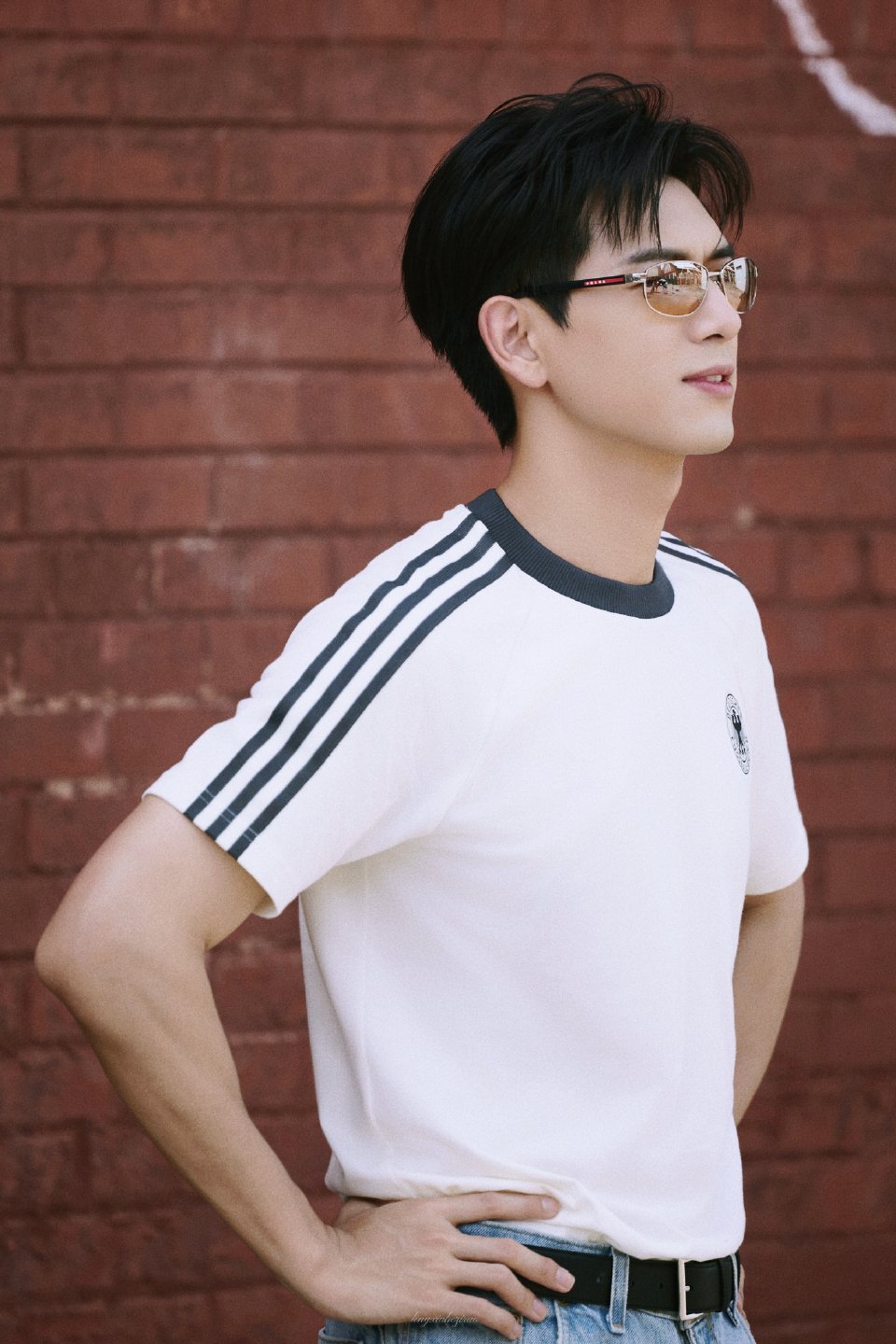 李现 我听过很多只属于盛夏的蝉鸣 和恰好吹过的热烈晚风 收藏过很多关于夏天的句子
