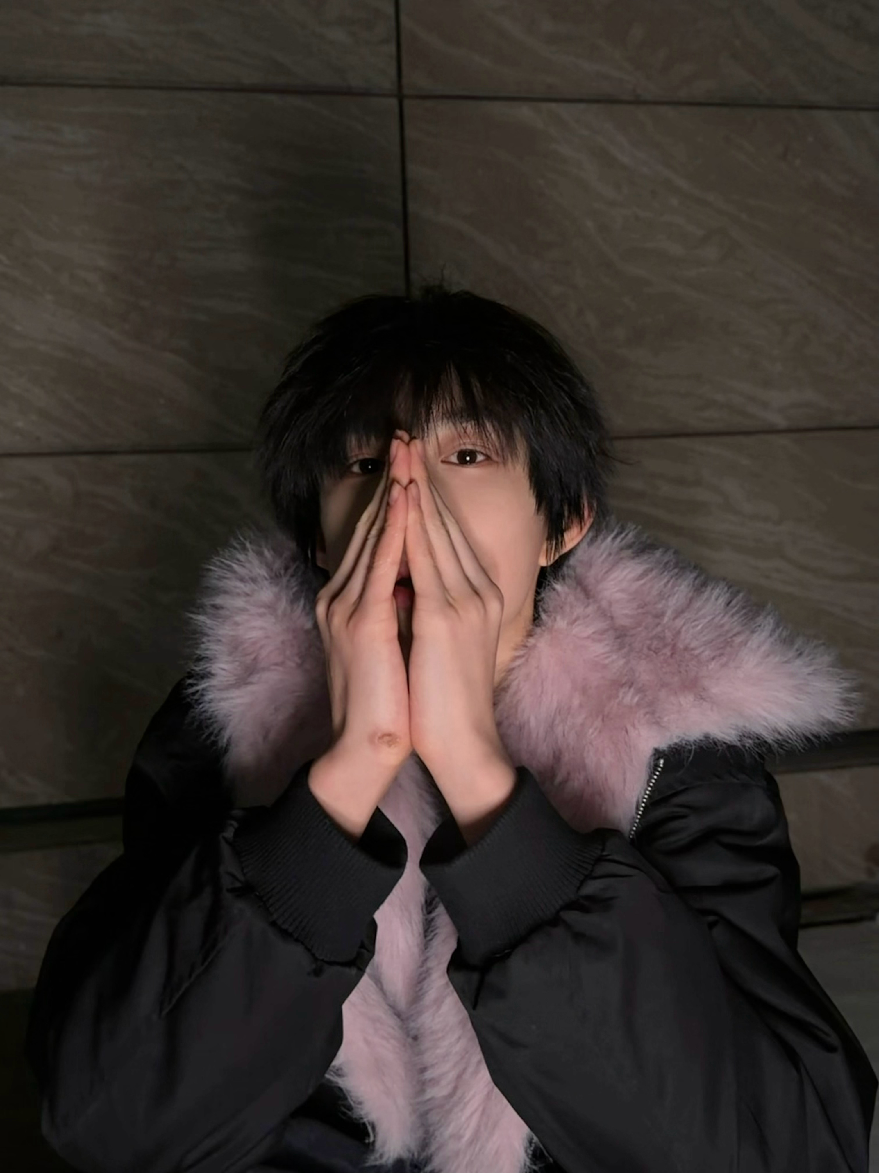 陈奕恒赶上了下雪，玩雪的他这一刻是最开心的吧 