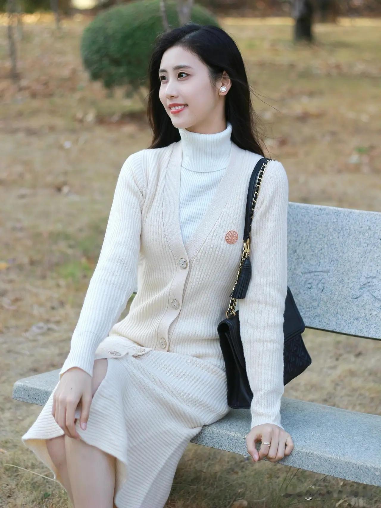 秋日暖阳下，温柔微笑的少女