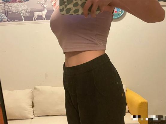 内蒙古，44岁女主播与人连麦直播时，裸露腹部向粉丝展示其售卖的减肥产品效果后，整