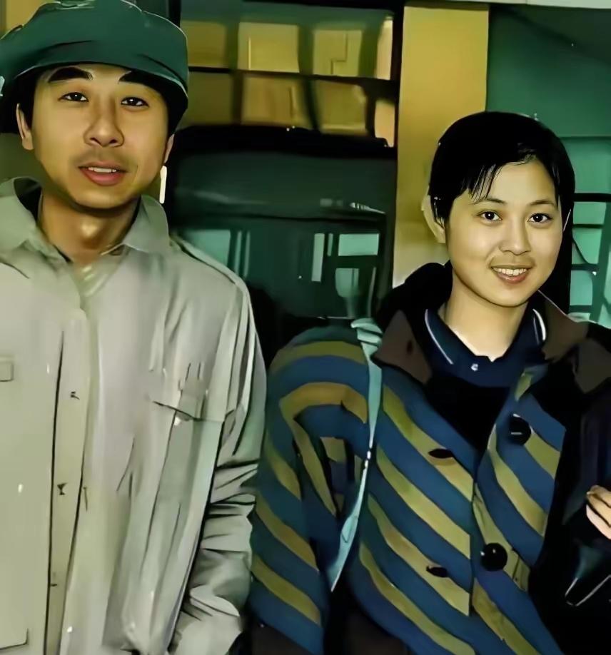 这是年轻时的冯巩还挺帅，冯巩旁边的这位忘记名字了，她和赵忠祥一起搭档主持过节目吧
