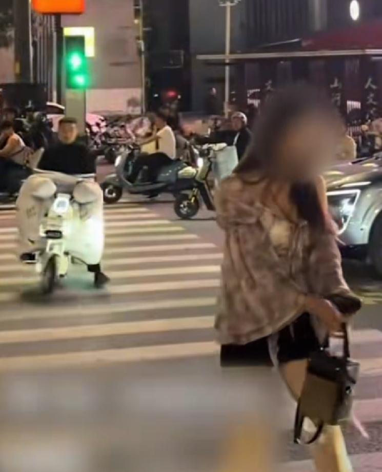 没文化引发的，女子斑马线跳舞蹭流量。违法行为，约谈批评。典型的无脑，为钱不要命还