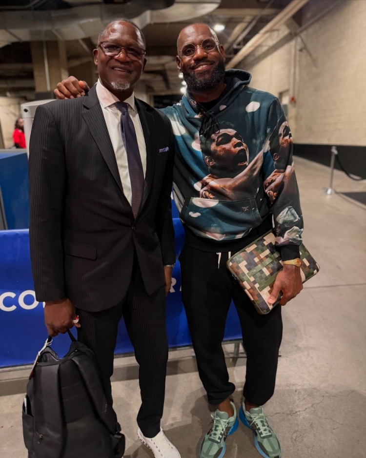 老鹰名宿威尔金斯和詹姆斯合影：赛后和你聊上几句很开心