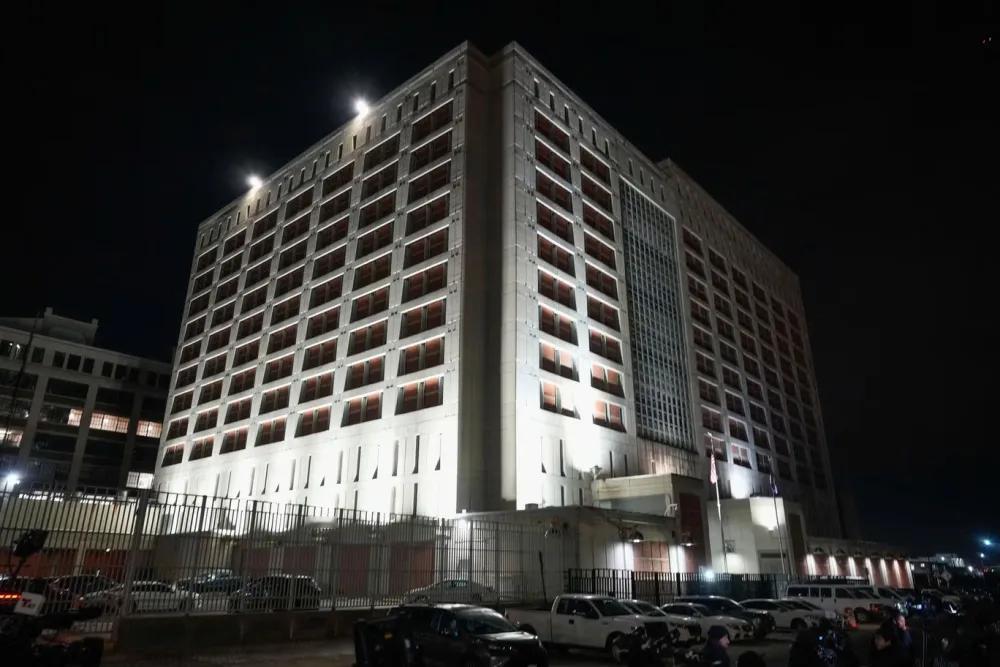 【马杜罗拘押牢房条件恶劣 被指饭菜有蛆，每周发生几起刺伤事件！爱泼斯坦同伙都庆幸