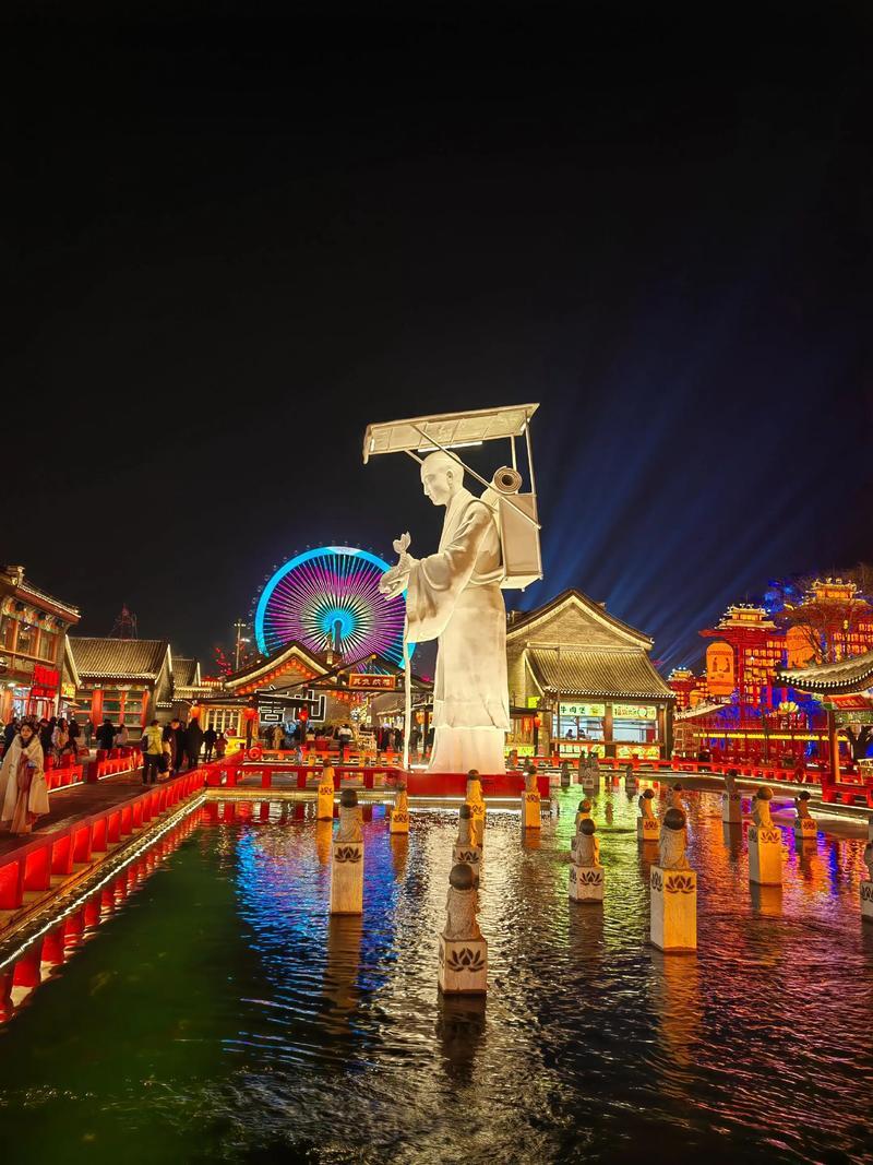 唐山河头老街以盛唐风情为底，满是市井与烟火。白天可逛水上市集、租汉服打卡，看皮影