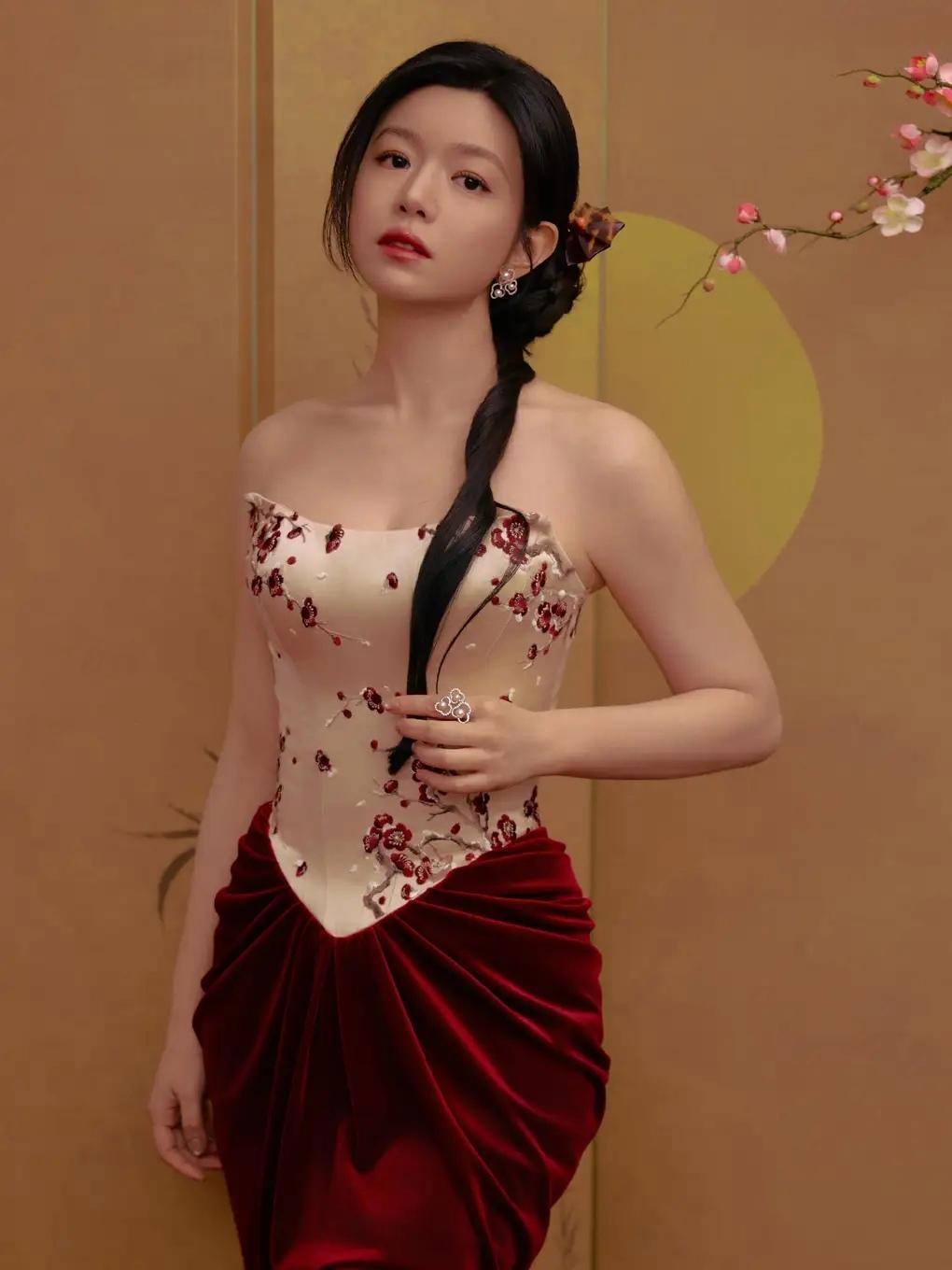 42岁陈妍希以金泠枳新中式梅花礼服惊艳亮相，暗红丝绒与梅花刺绣诠释东方雅致，松弛