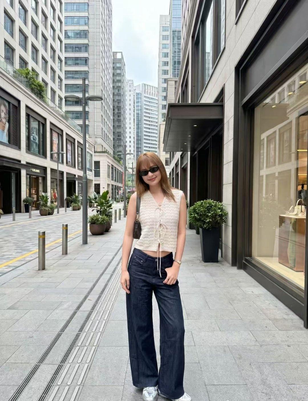 风穿过镂空的缝隙，带着城市的光，落在松弛的轮廓上mesux米岫氛围感穿搭ootd