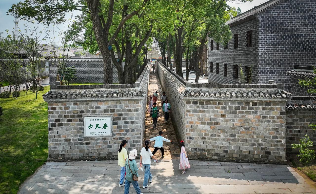 《六尺巷赋》

悠悠华夏，礼仪之邦，德风浩荡，源远流长。观乎六尺巷之佳话，传颂千