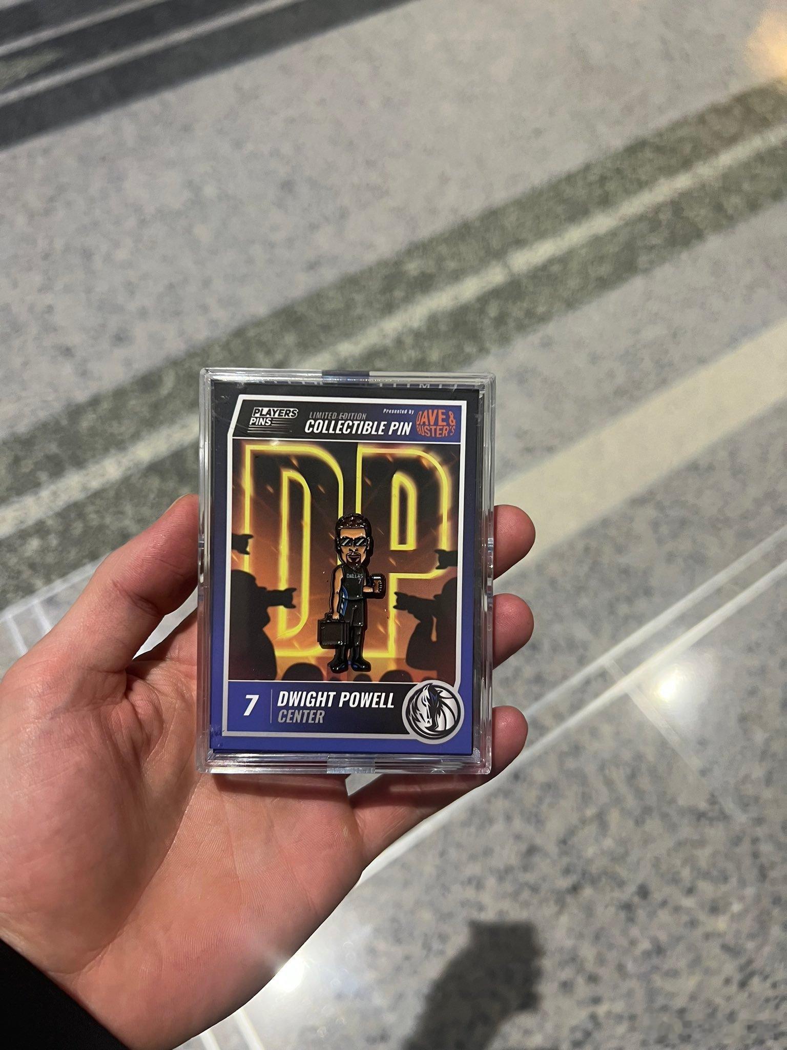 MFFL 今天前5000名到场的球迷将得到一枚鲍威尔的徽章。名记称浓眉会在截止日