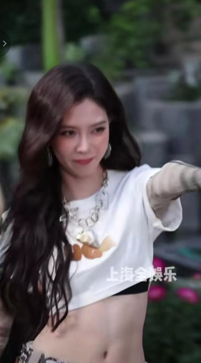 宋妍霏瘦成纸片人！腿长到屏幕装不下，穿啥都显贵气 