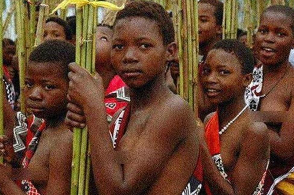 非洲有一个特别奇葩的部落，在这里未婚女子不能穿上衣，只穿短裙，这里的男人，居然需