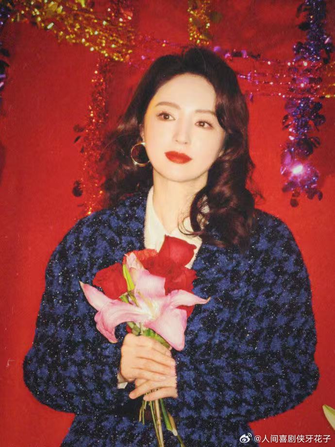 董璇经济上行时期的美董璇经济上行时期的美具象化 卷发红唇，双手托腮，眼神亮晶晶的