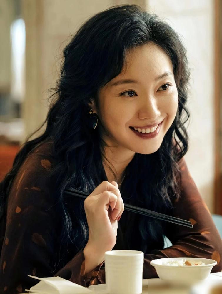 41岁的王佳佳，终于把那帮流量小花的底裤扒了。
别跟我扯什么大器晚成，那是温室