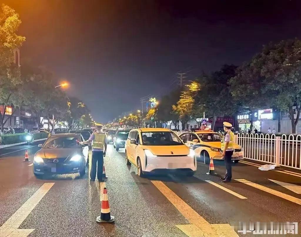 1. 青岛交管严查酒醉驾保障双节安全：青岛交管支队为保障双节交通安全，开展百日集