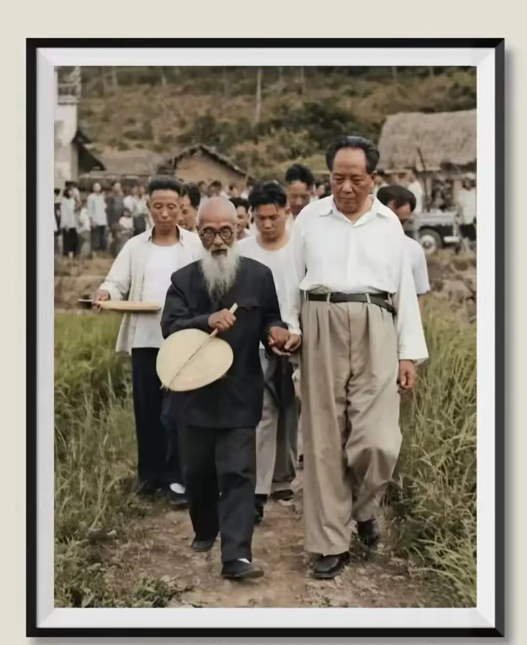 这张广为流传的照片，记录1959年毛主席重回韶山的珍贵一幕。阔别三十二年，踏上故