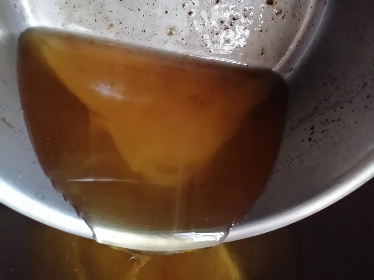 那天买了一包半成品油条，
炸完冷却之后的油就是这样子了，
下面有一层白色的沉淀物