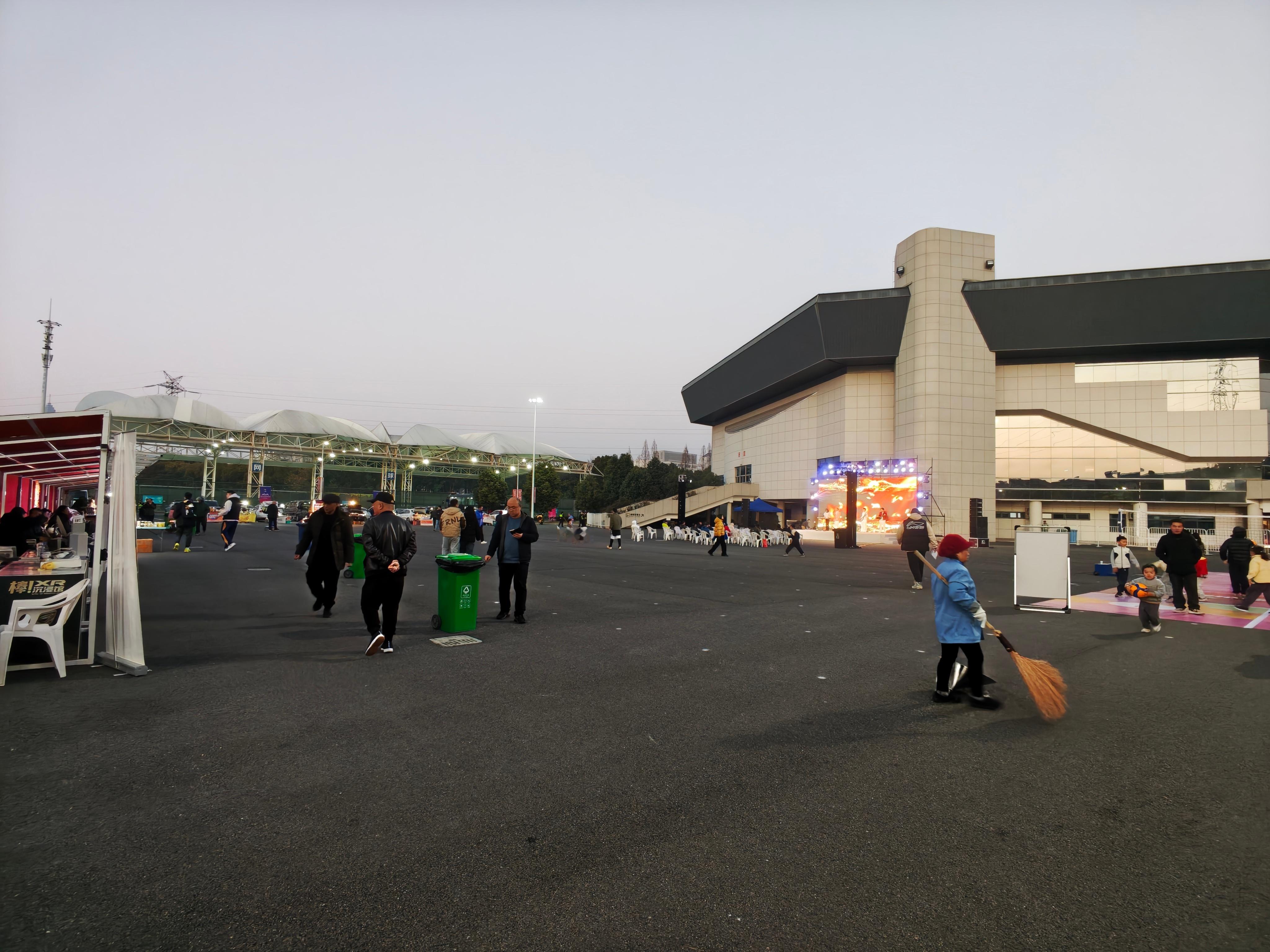 哇噢，这么热闹 