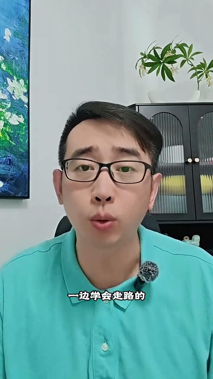 中国委会配着王楚清的图发了一段话：有人还在为昨天叹息，而你已迎着光拥抱今天。这话