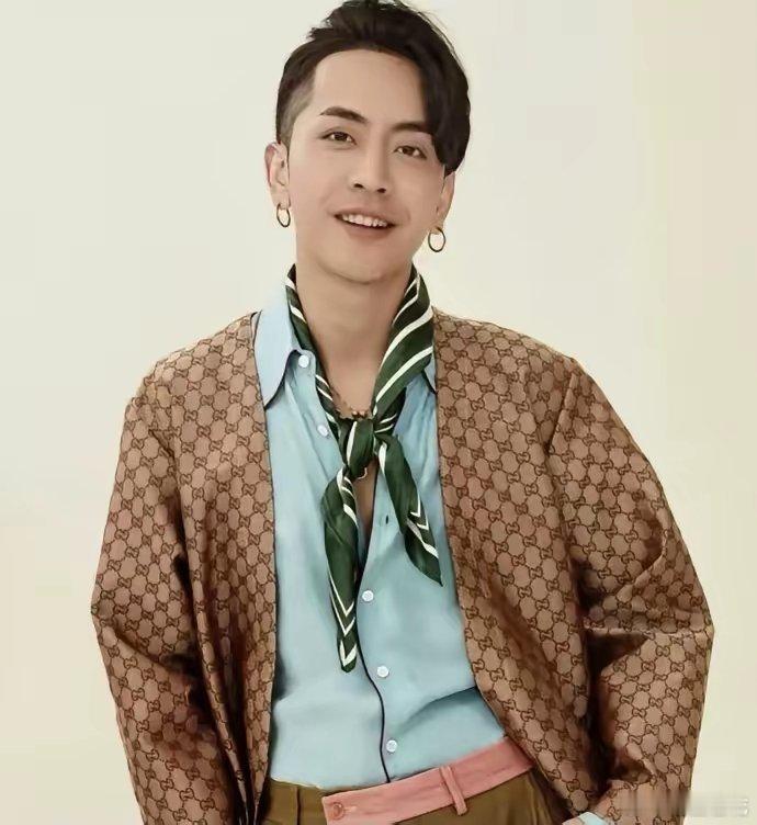 生儿子就是来讨债的，不信你看梁淞就知道了梁淞和小11岁的何美延结婚，三年生了3个