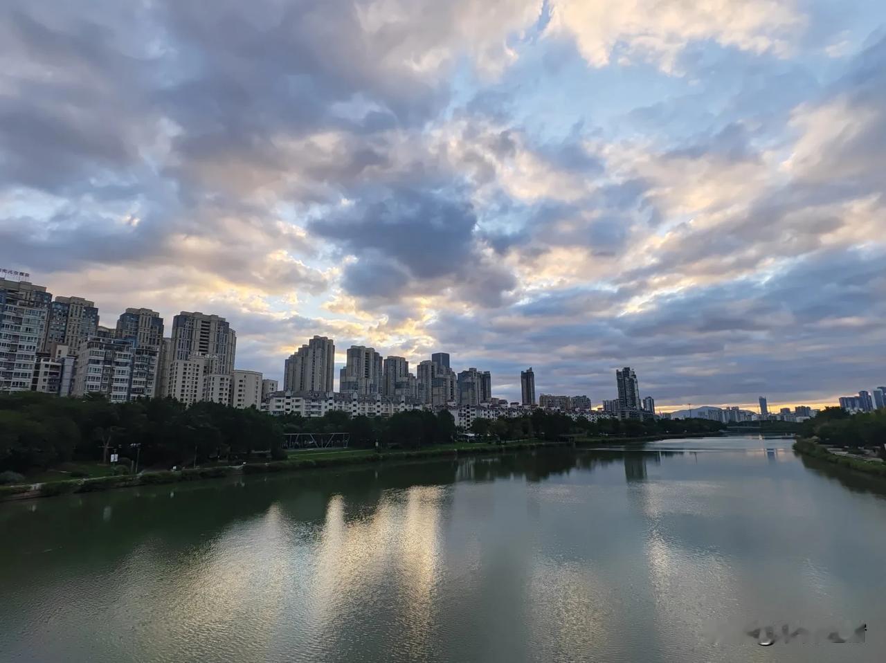 今年冬天冷得邪性，刚迈进冬的门槛时，我还短袖短裤招摇过市，心说这冬天也就那么回事