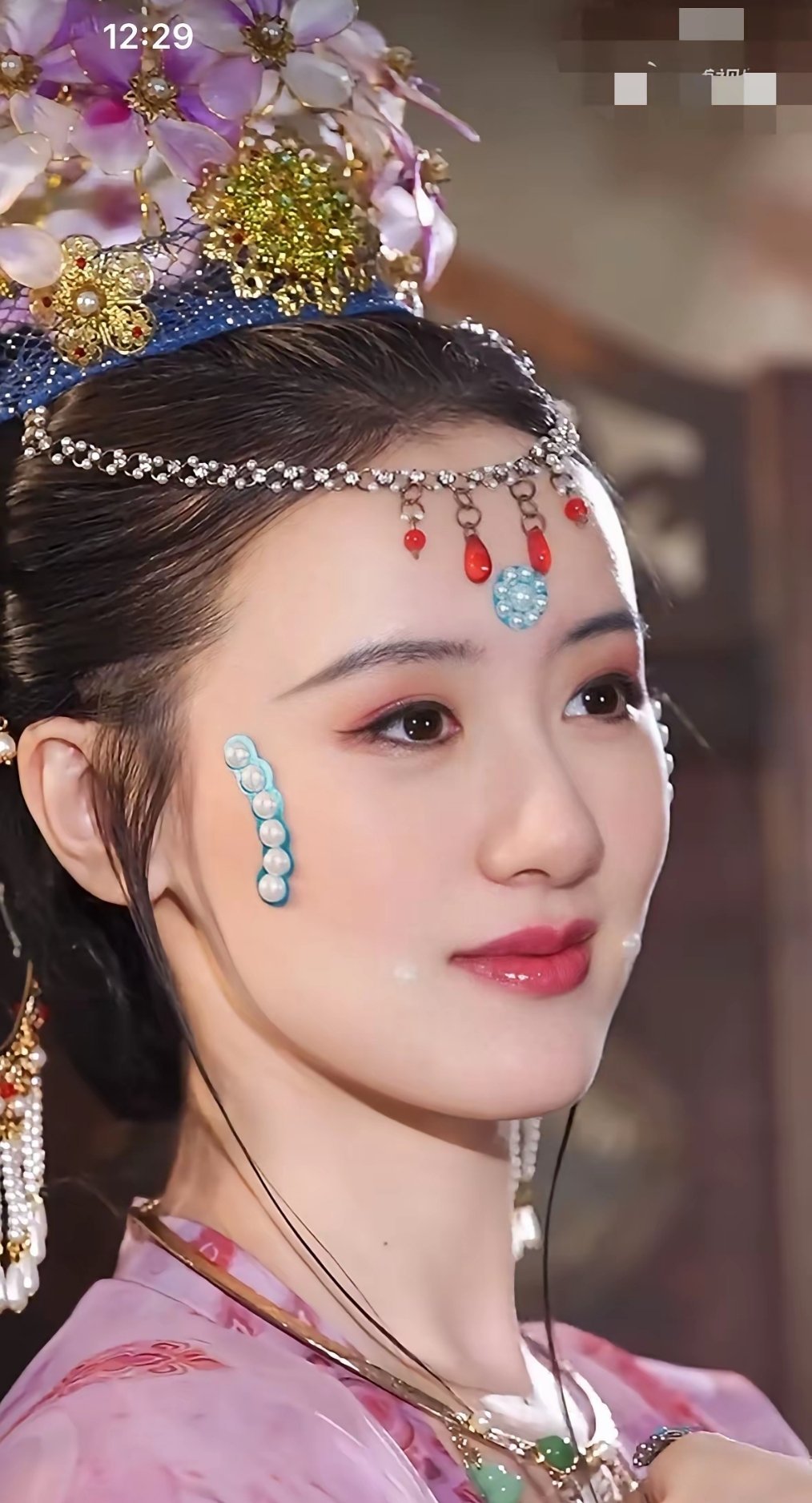 袁冰妍这一幕有点像《上错花轿嫁对郎》里的杜冰雁。 