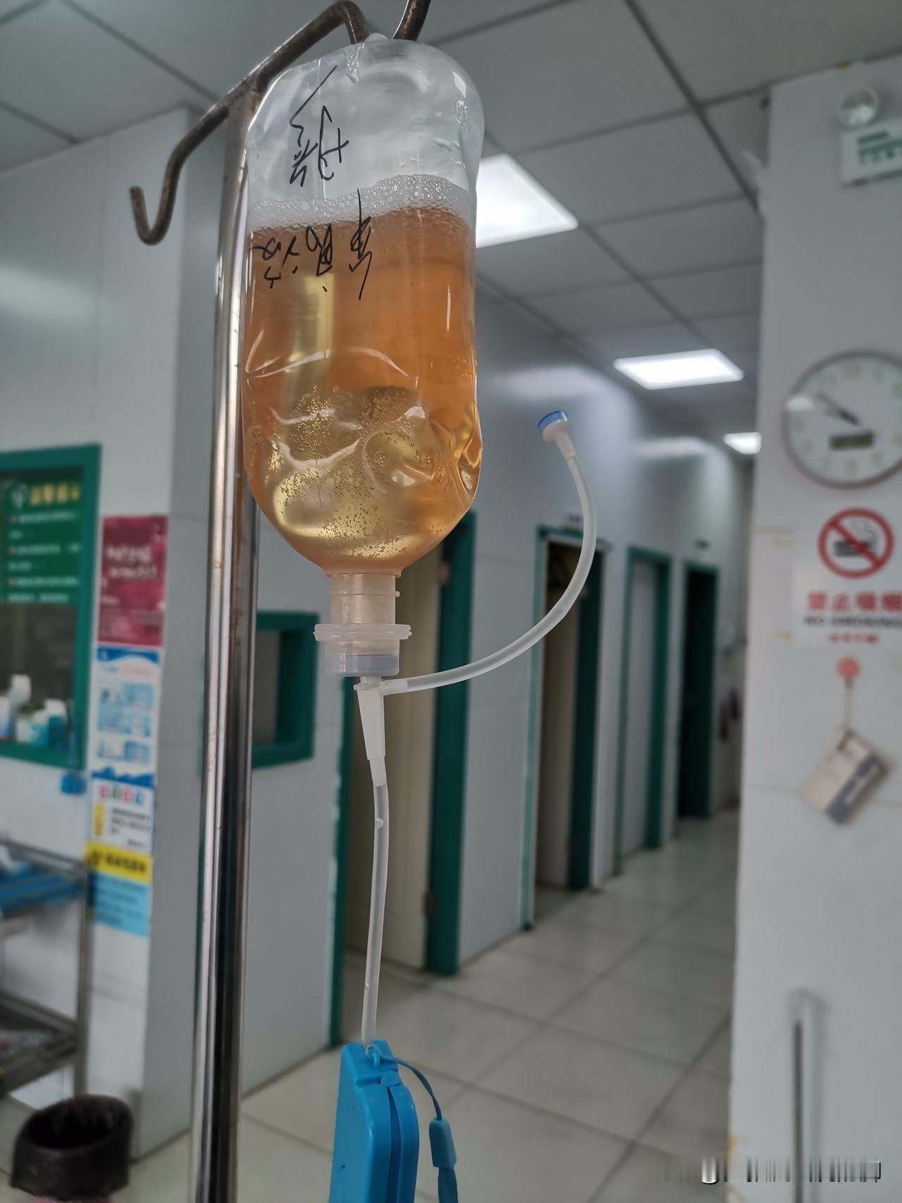 朋友早上起床大母脚趾下方骨头疼，我陪他一起去附近诊所，医生看了后说是滑膜炎，让吊