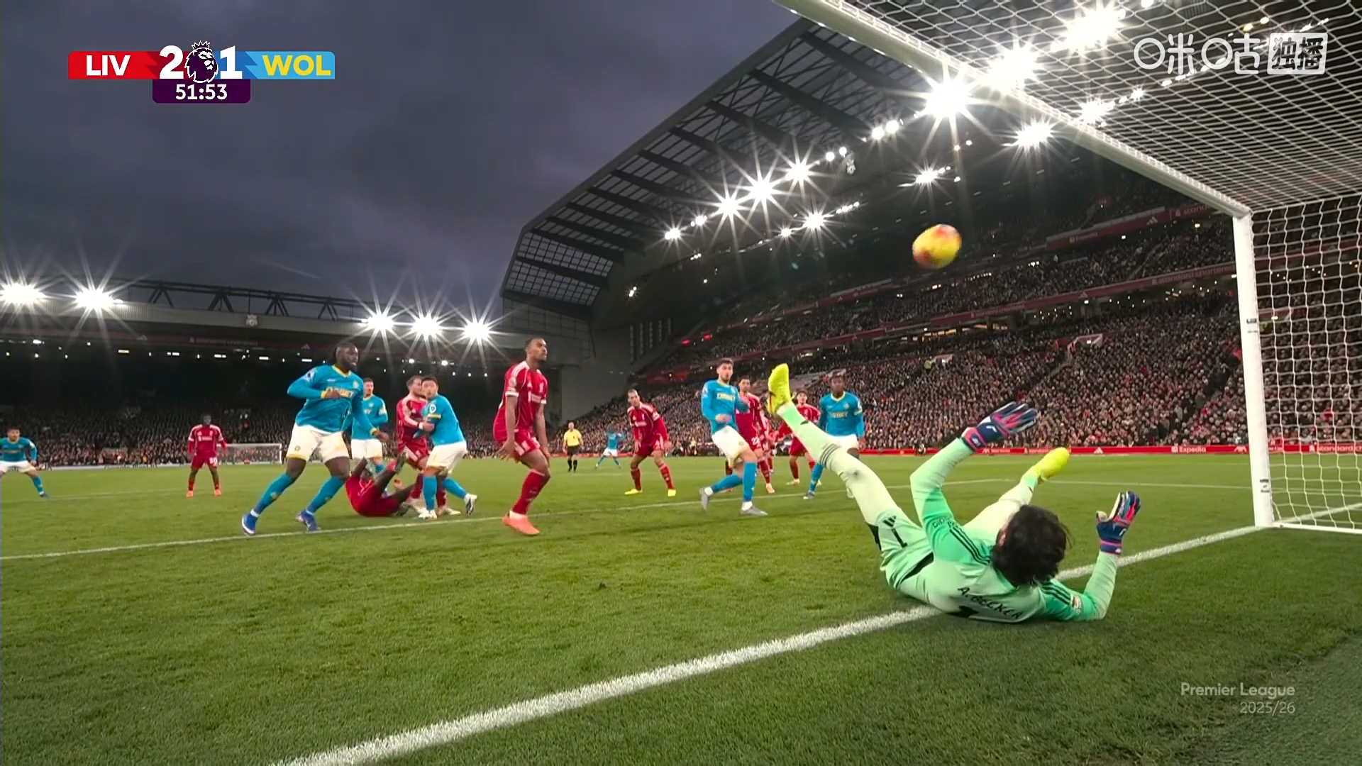 #布埃诺破门# 狼队利用角球机会，由圣地亚哥-布埃诺补射破门，下半场狼队将比分扳