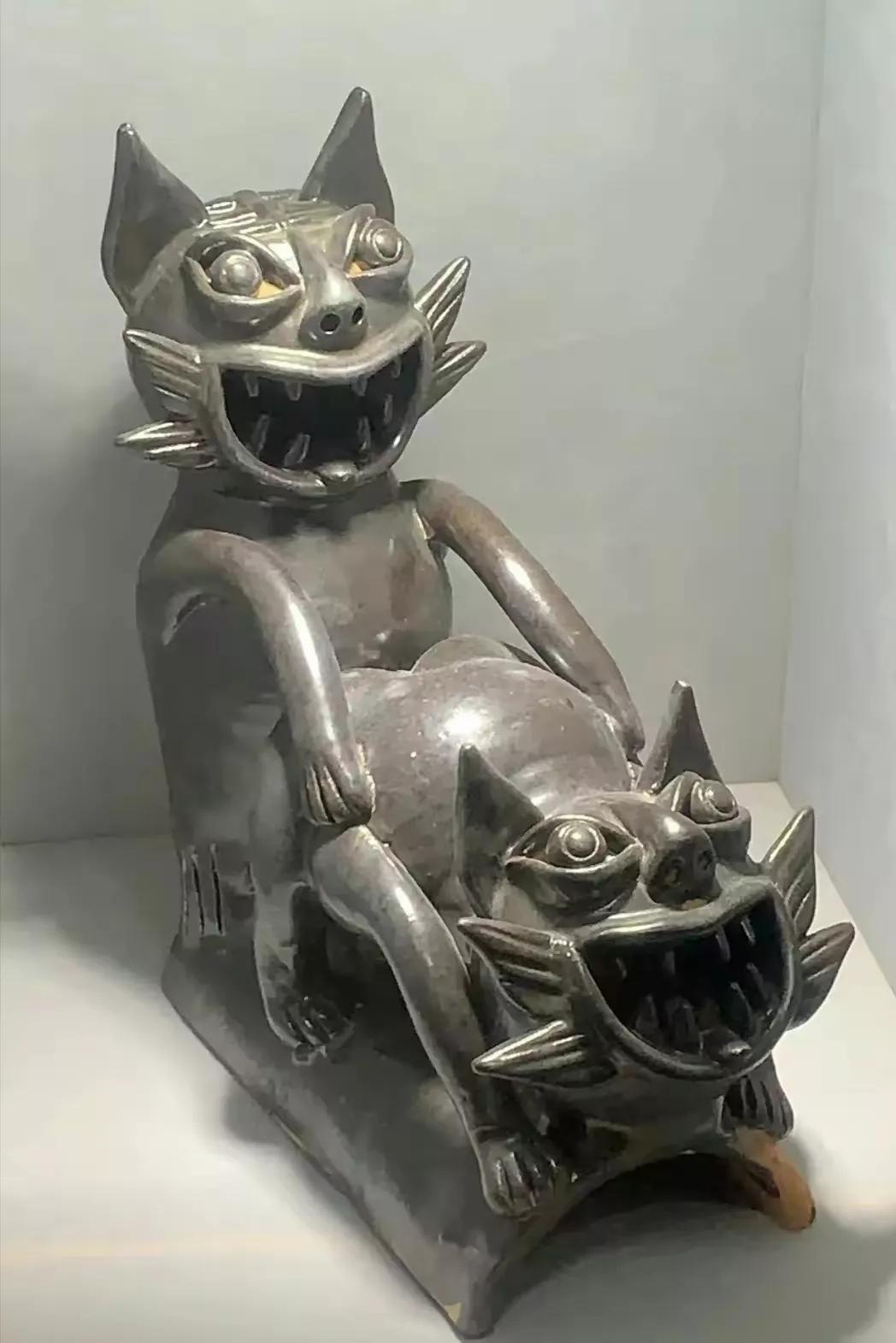 这件鲜活生动的民间艺术品叫做黑釉夫妻瓦猫，反映的是现实生活中的常见场景。孔圣人都