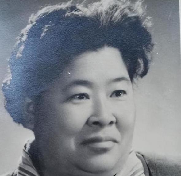 1935年，土匪黑七提出要与红军单挑，何子友去迎战，她对黑七说：“比武如果我赢了