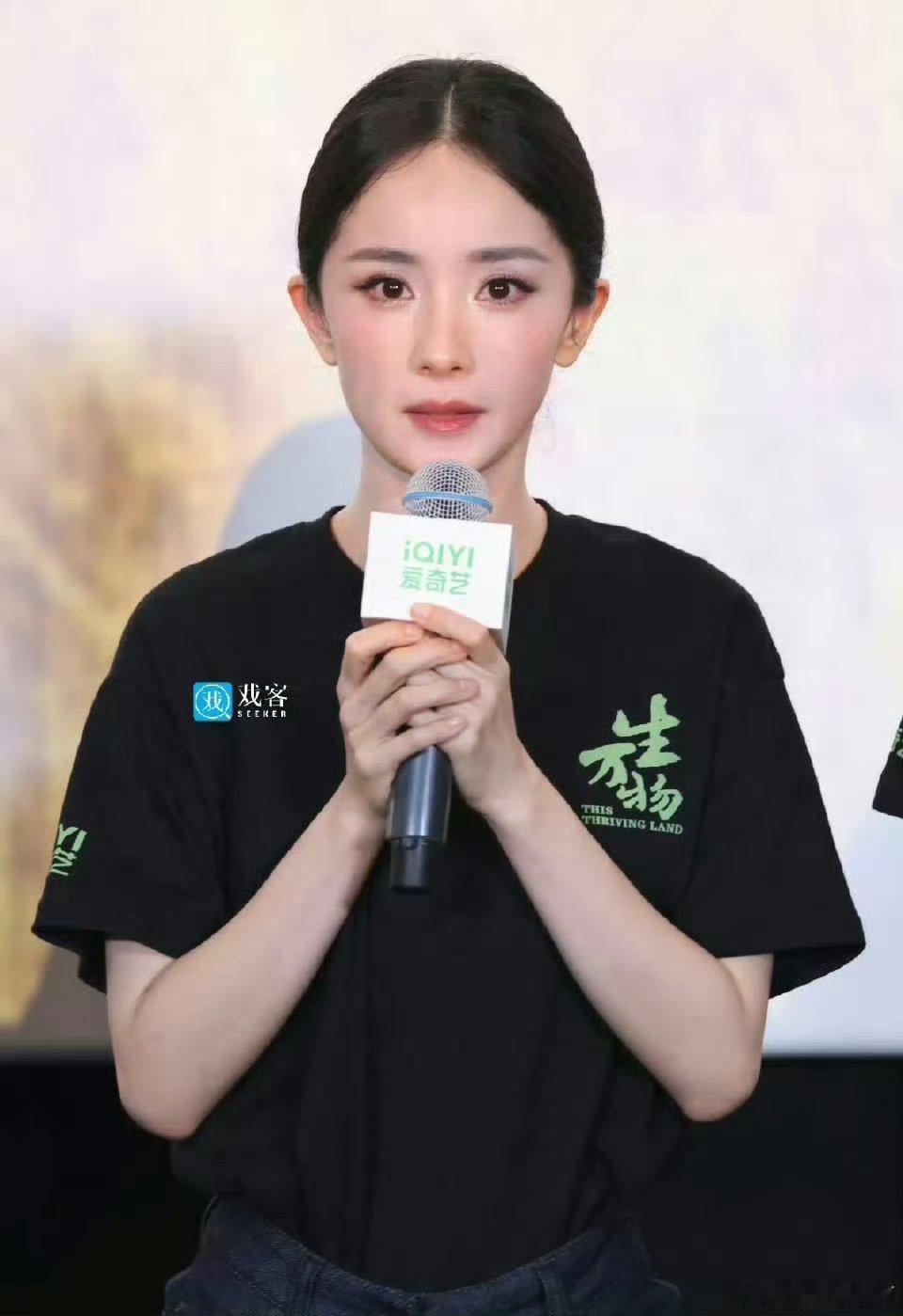 杨幂线下活动生图，这个完美的头颅 贴头皮还这么好看   身穿简单的黑色短袖，丝毫