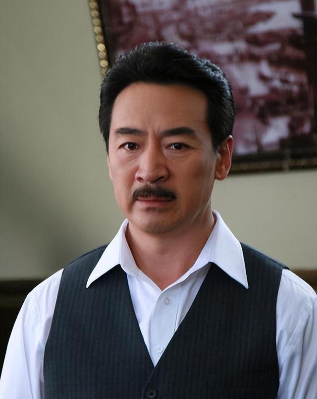 2003年，49岁的寇振海向演员李婷表白，李婷拒绝的说：寇老师，你比我大25岁，