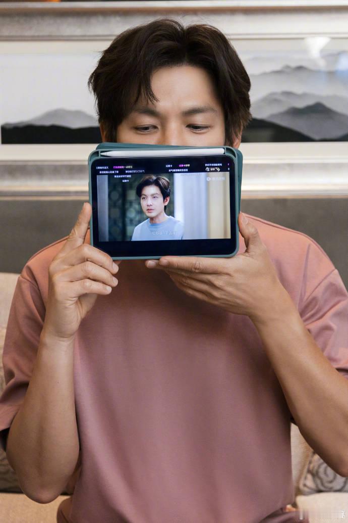 钟汉良抽中尚雯婕送的礼物盲抽环节上演奇妙缘分，钟汉良拿到尚雯婕精心准备的书籍，经