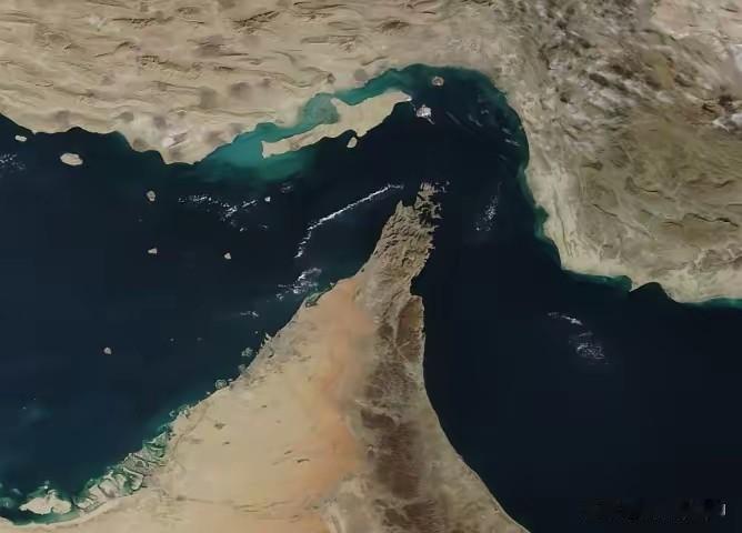 4月18日，霍尔木兹海峡炮声再起。伊朗伊斯兰革命卫队向试图穿越海峡的印度船只开火