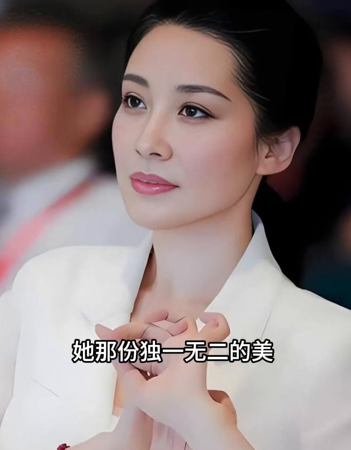她那份独一无二的美，源自标致五官与骨子里的高级感。她可柔可飒，又美又帅，毫不违和