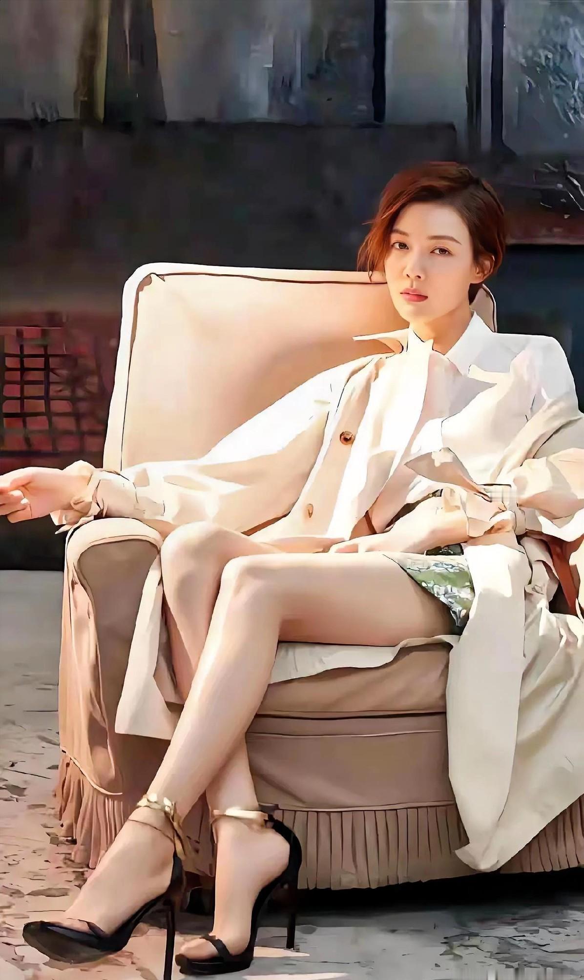 3亿分手费她一分没要，前夫却成了悬赏两千万都找不到的人。
当年那场轰动全国的亿元