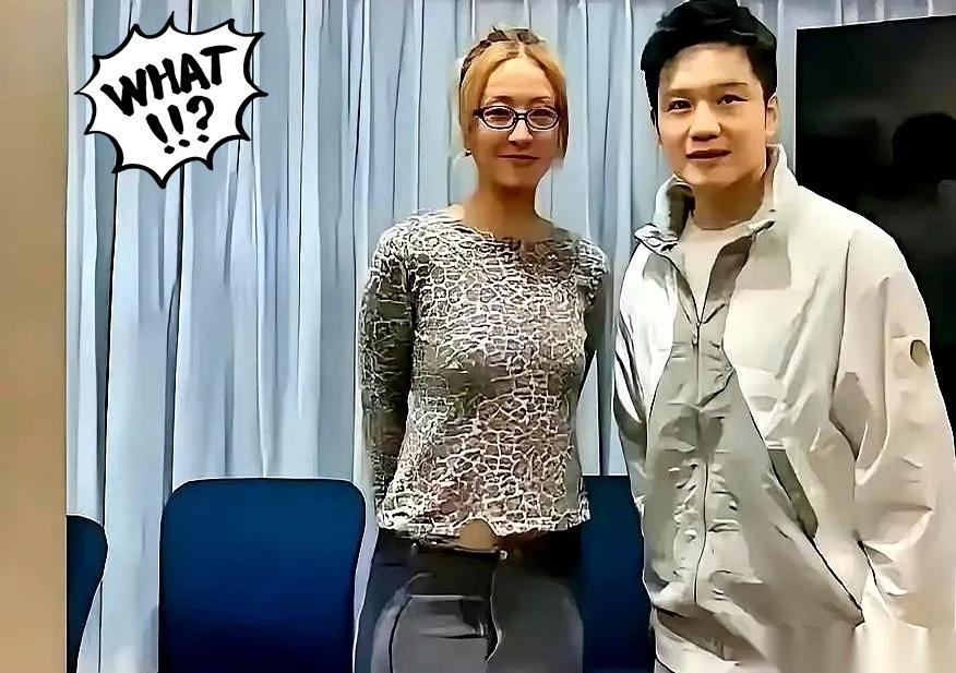 那张刷屏的合照，藏着的信息量远比表面大得多。一边是为国征战、拿下无数荣誉的乒乓猛