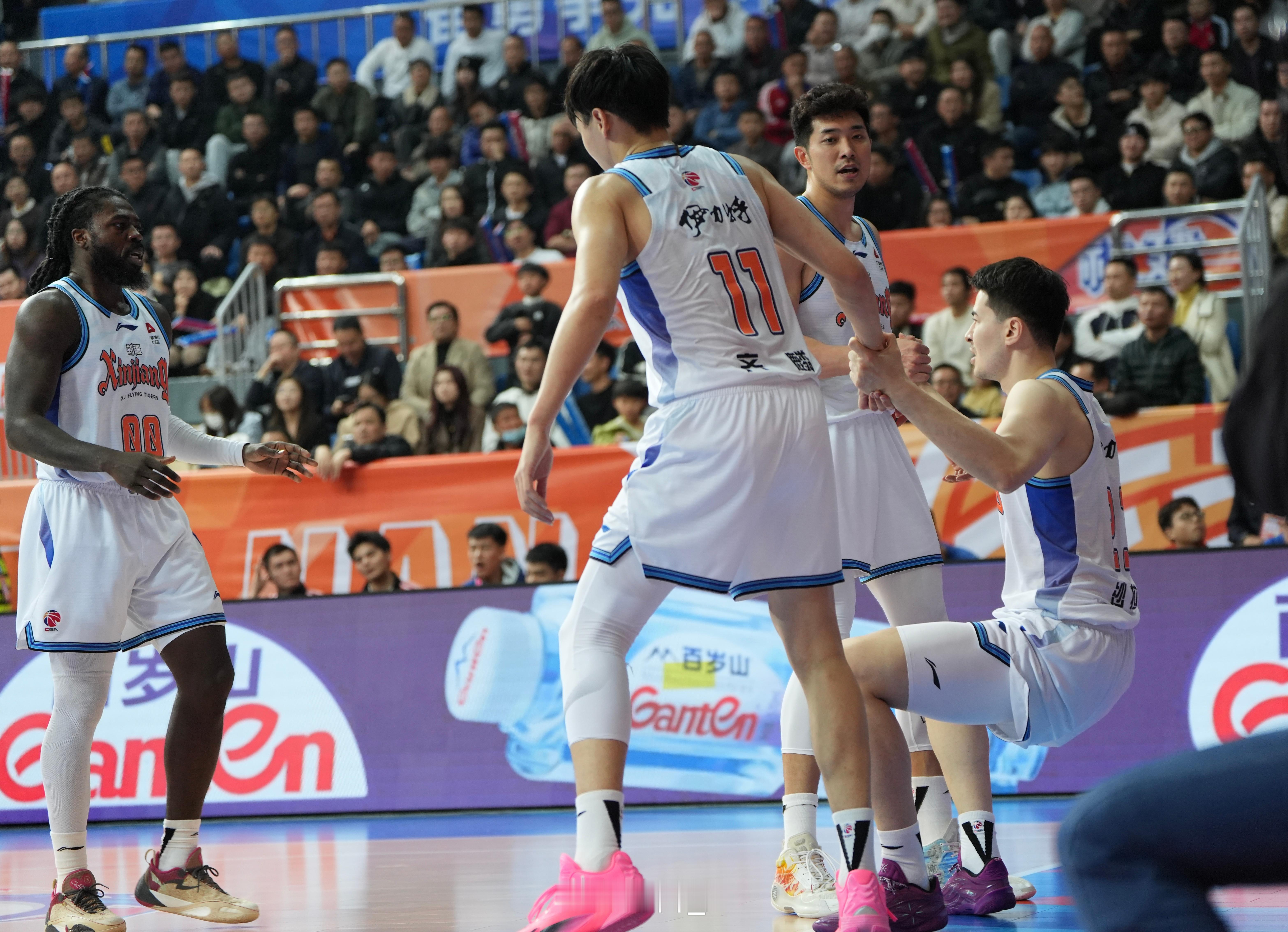 新疆换帅首胜。短时间内接手球队，姜导很出色地理清了轮换，也明确了当下适合新疆的战