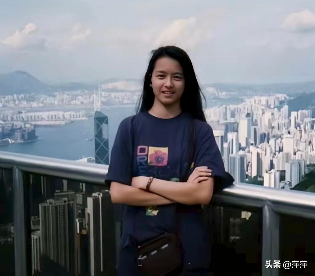 梁咏琪18岁时当时她留着长发笑容青涩，与后来的标志性短发形成了鲜明的对比。