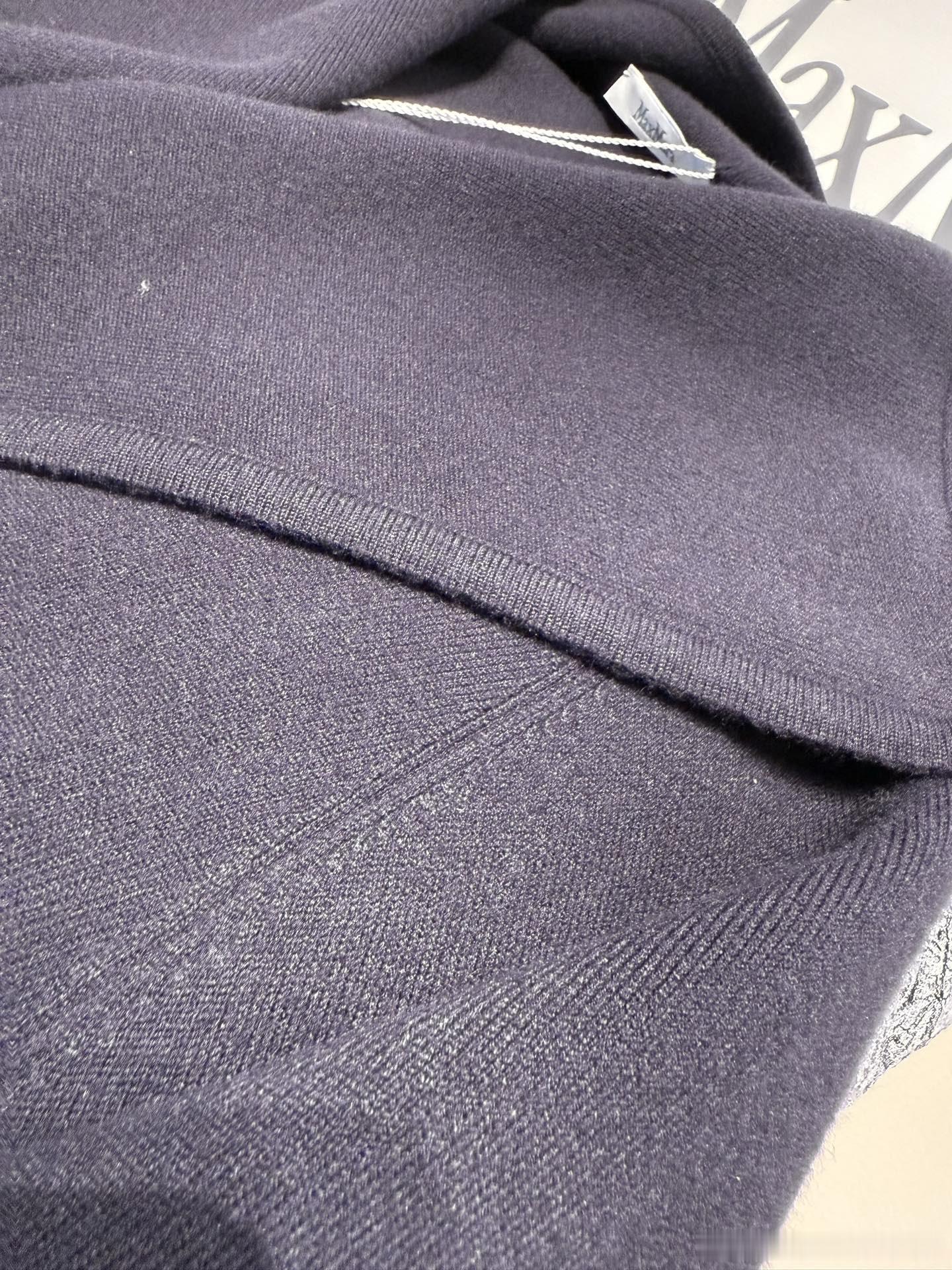 羊毛针织开衫 采用定制羊毛混纺面料 手感柔软又挺括，秋冬穿超保暖！大翻领+腰带设