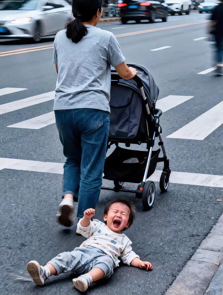 妈妈推着婴儿车快步走，身后两三岁娃摔倒大哭，她回头看了一眼竟加速离开！不是心狠，