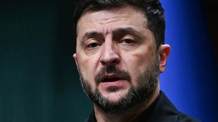 乌克兰总统泽连斯基可能开始担心被秋后算账。据报道，乌克兰收到特朗普的28条解决草