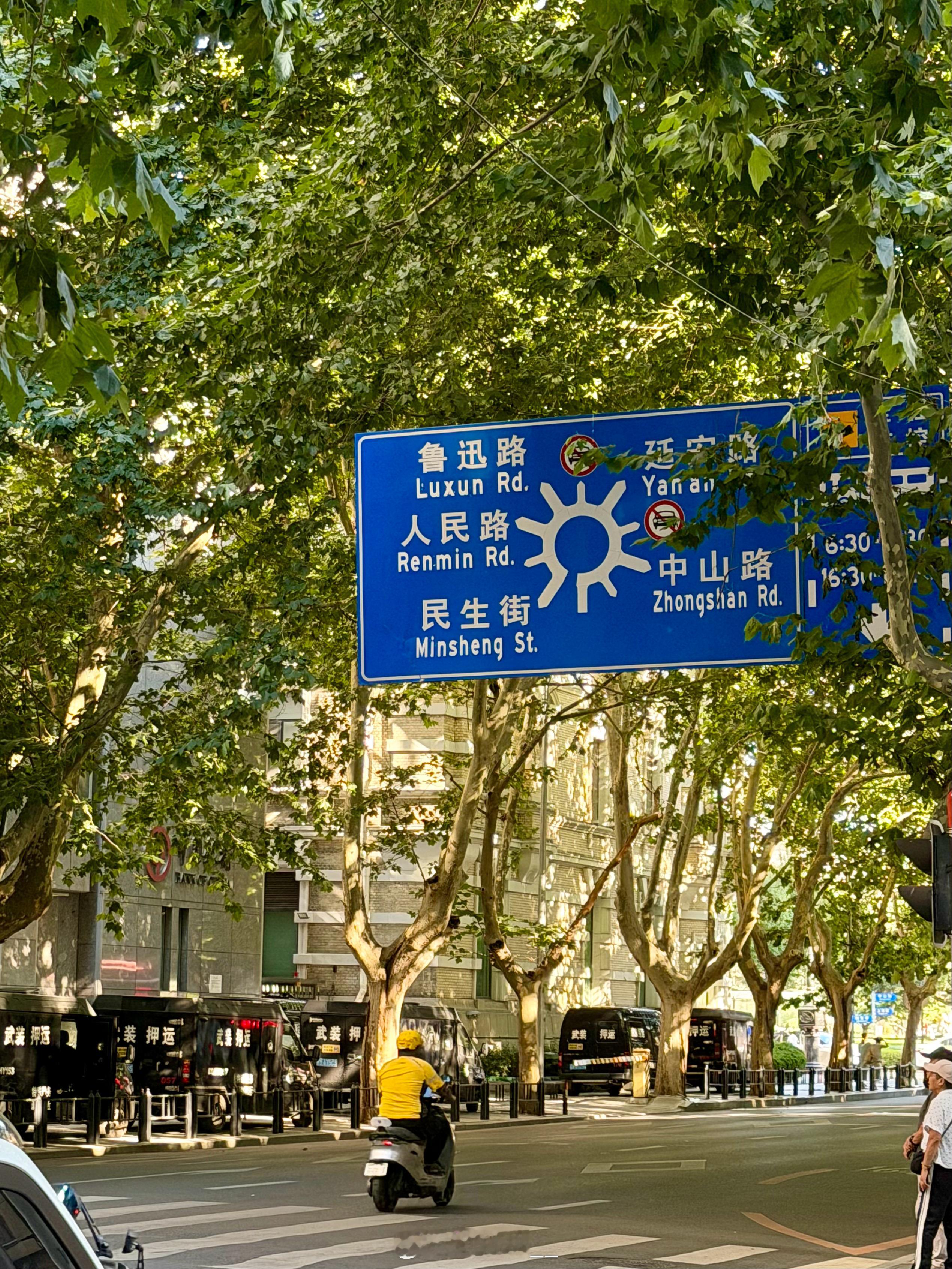 还是记忆中的样子，除了多了很多街边咖啡店，真美好啊，大连。 ​​​