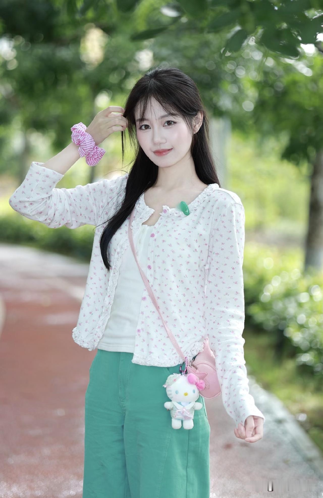 这位小姐姐穿着休闲，在公园里散步。