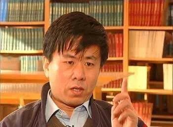 1990年8月，中国外交官孙渤外出公干，不幸被伊拉克士兵抓住。一个军官用枪顶着他
