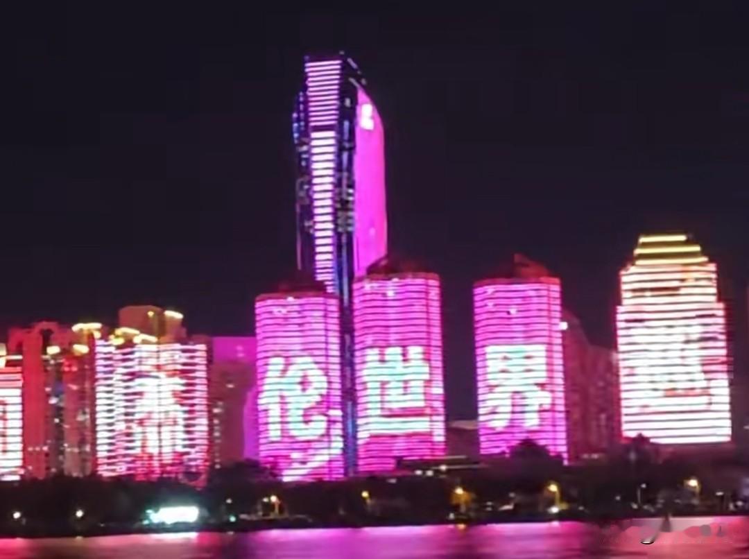 周杰伦青岛演唱会应援


周杰伦青岛演唱会！青岛地标建筑群上演震撼灯光秀，整片天