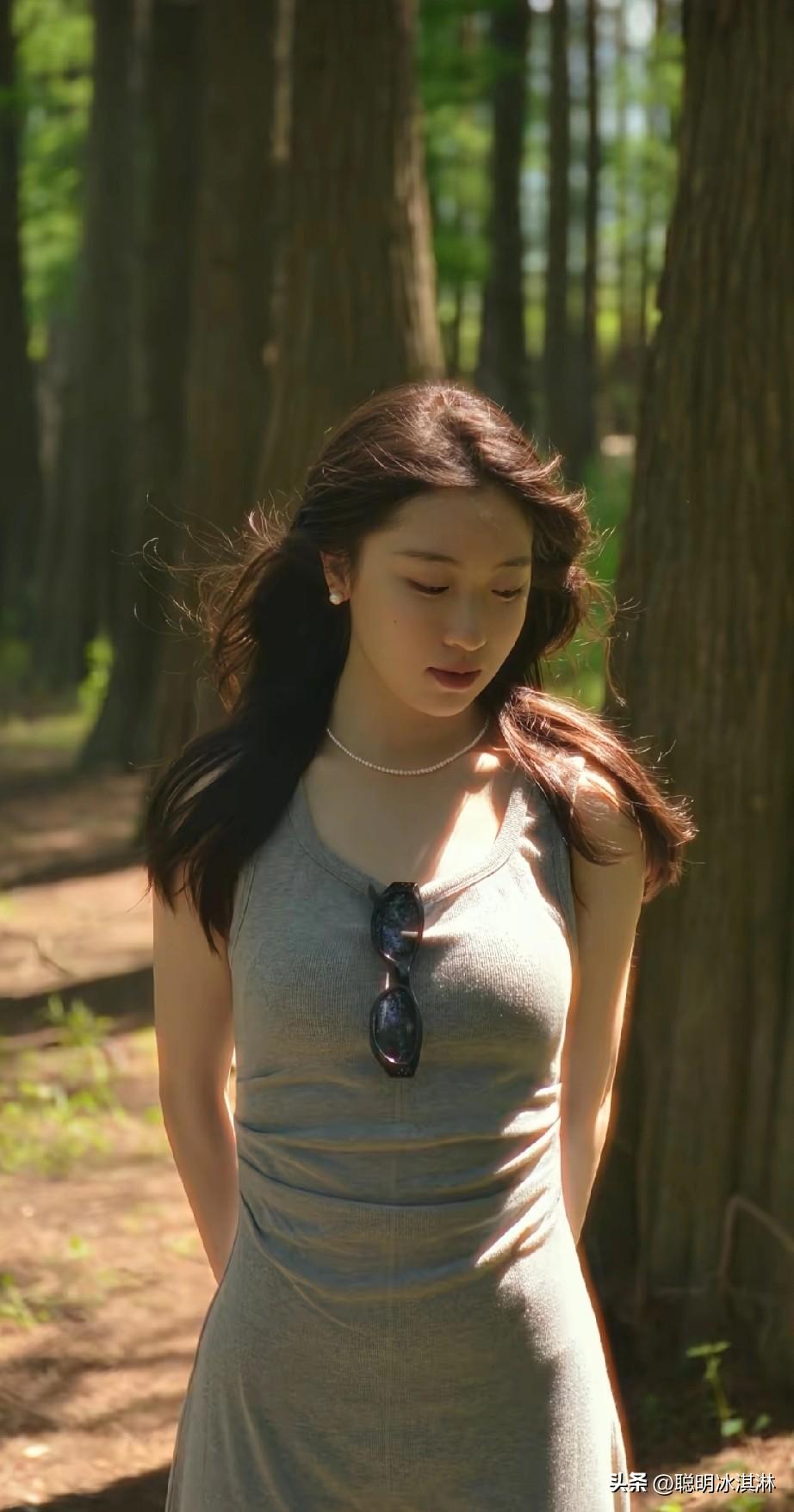 阳光下的女孩，微风轻拂发梢。