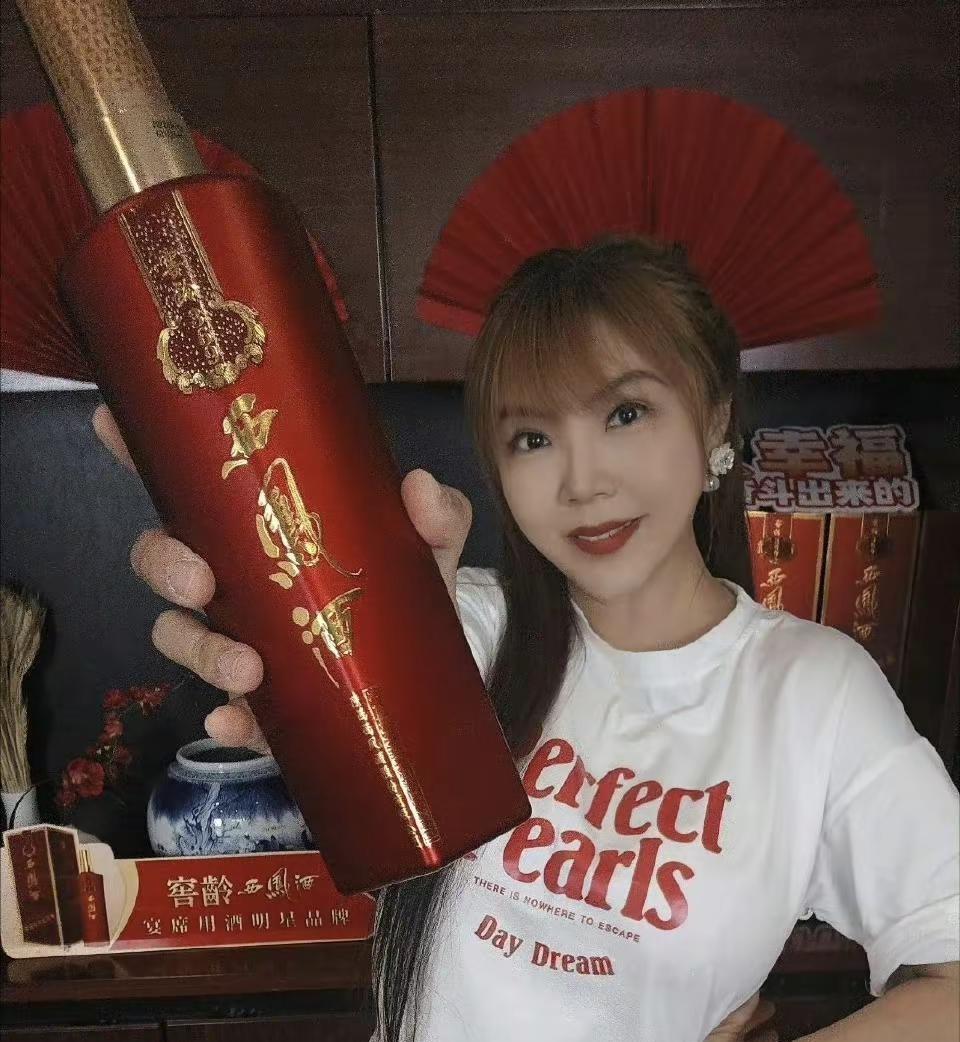 杀青宴上啤酒堆成山，

奶奶跪地求情被拘，

拉呱姐干了六瓶没醉。

这山东真挺