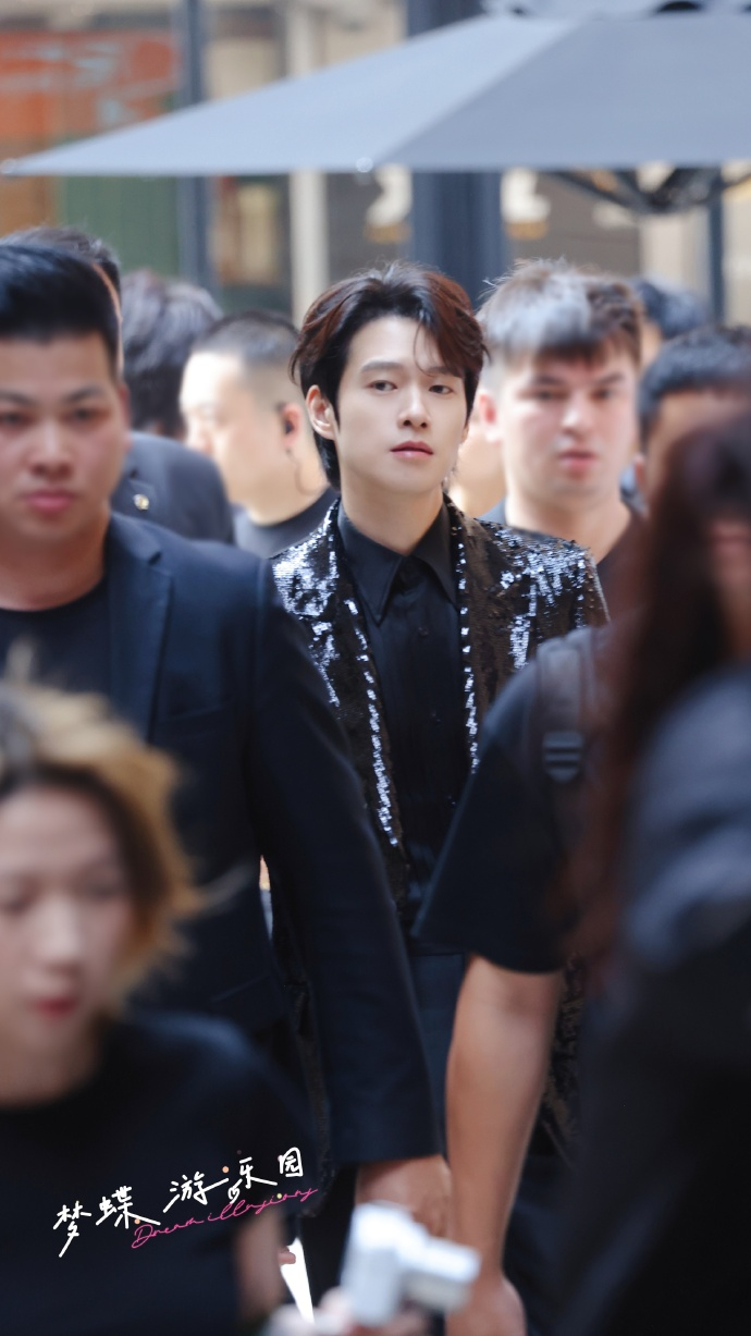 魏大勋、黄俊捷同品牌活动上班路透两个黑西装造型的帅哥~ 你更喜欢哪一个[举手] 